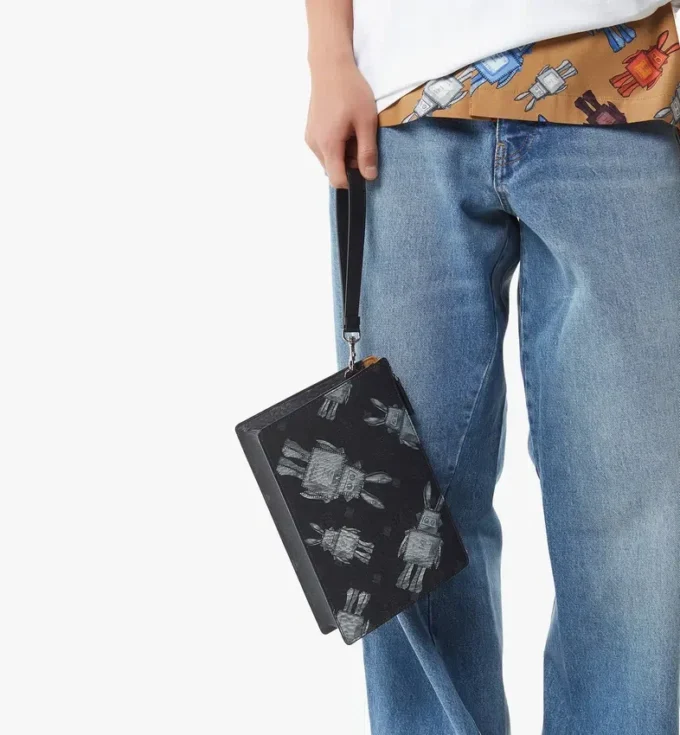 Wristlet Standing Pouch with Chain Strap in Rabot Visetos